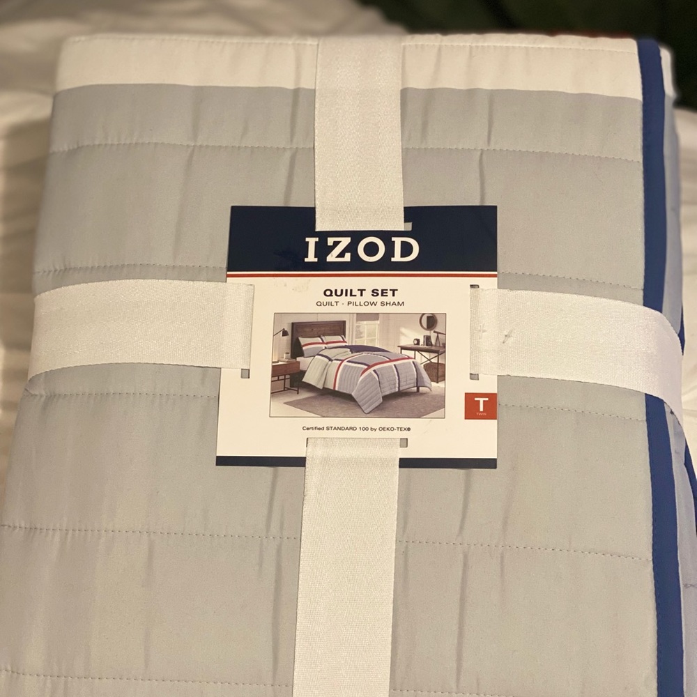 IZOD Twin Size Quilt Set. Quilt & Pillow Sham